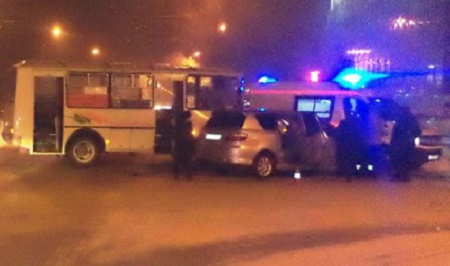 В Абакане столкнулись автобус и легковой автомобиль